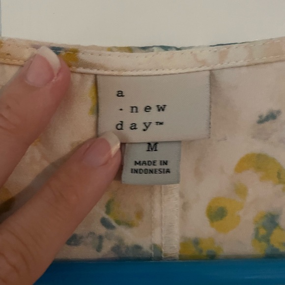 Floral V-neck Short-Sleeve Flowy Dress - Picture 3 of 3